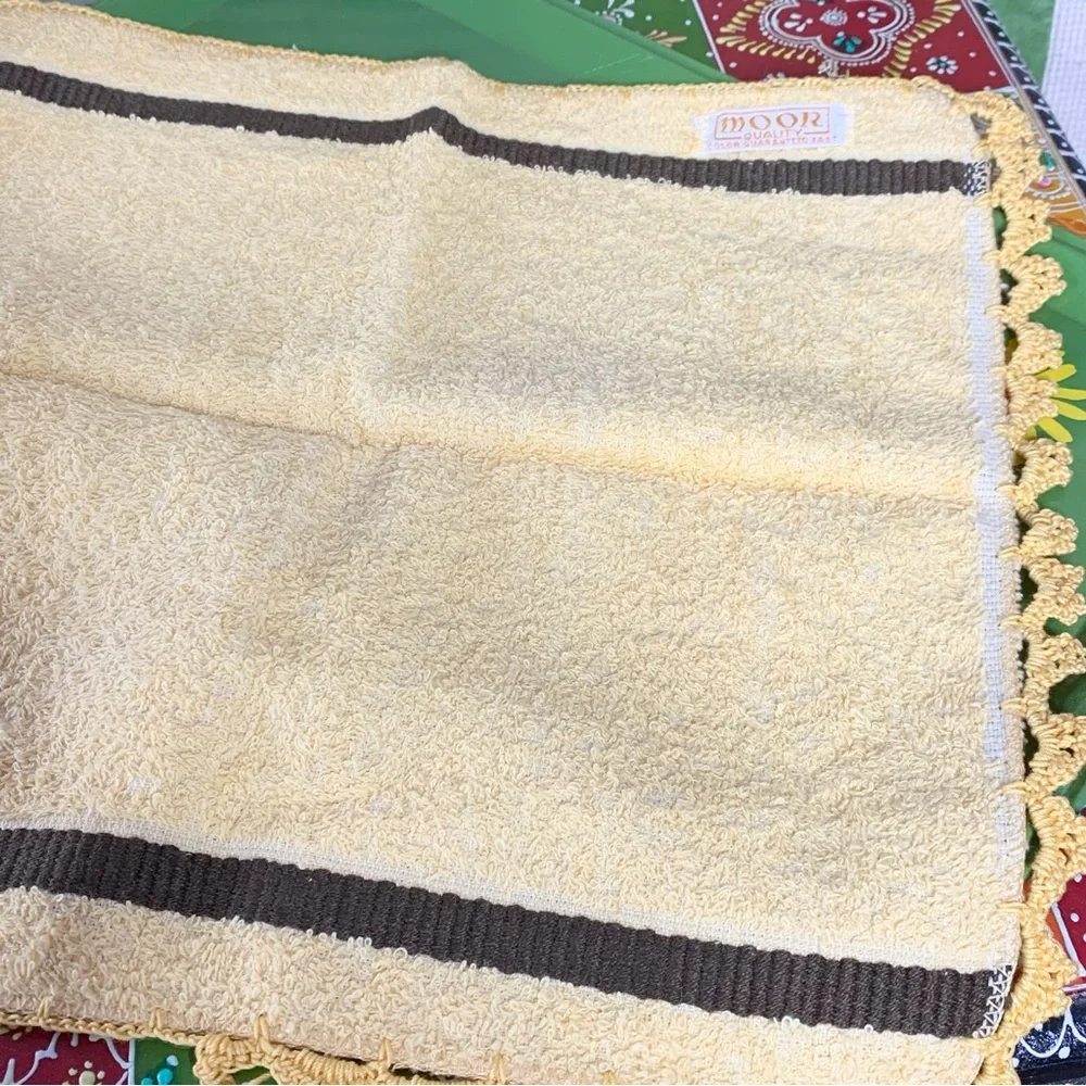 70s Crochet Edge Towel Set